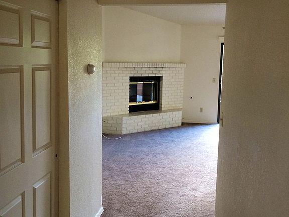 Entry hall/fireplace