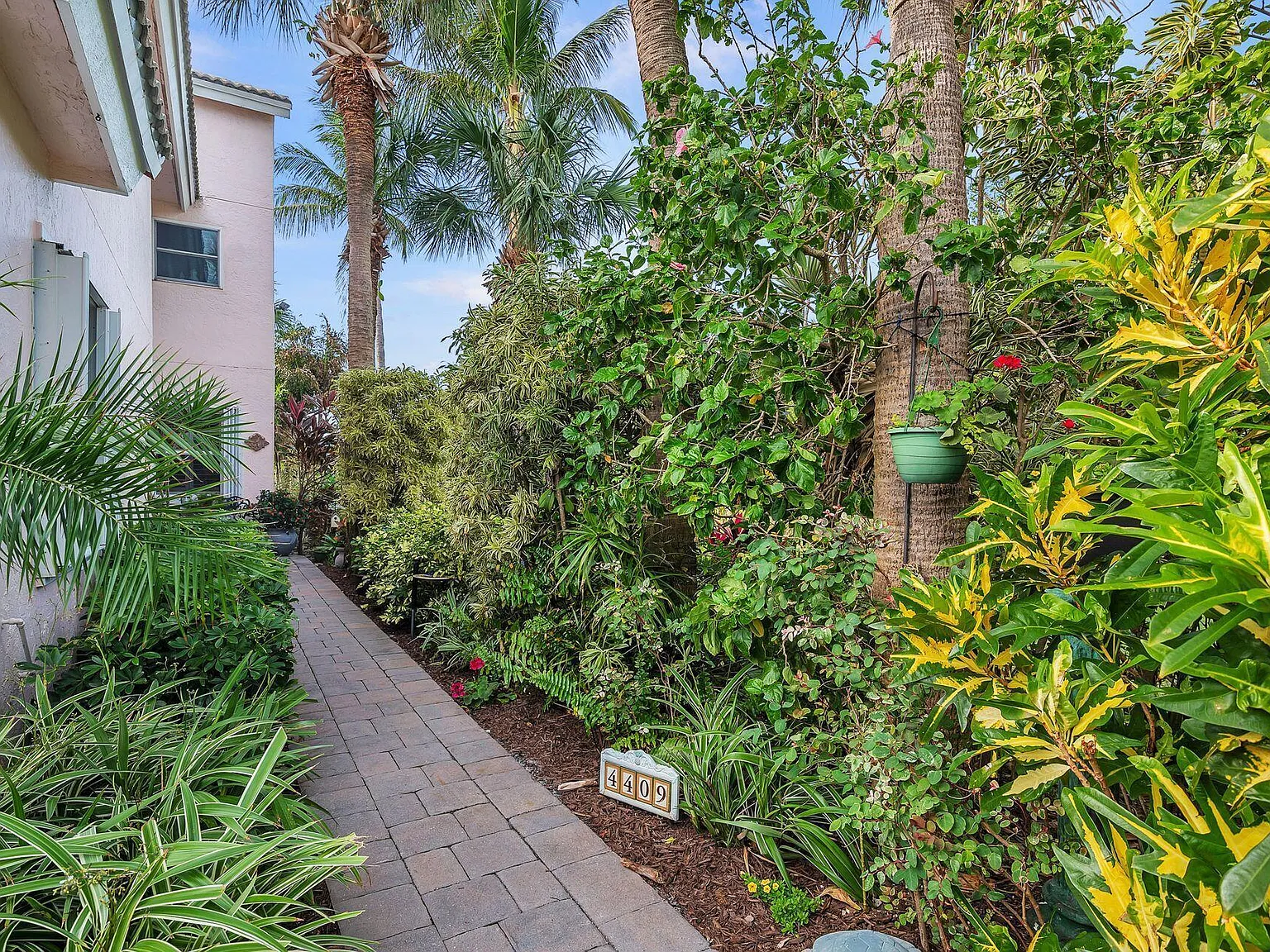 2 bed, 2.5 bath, 1195 sqft, $7,500 — Photo 2