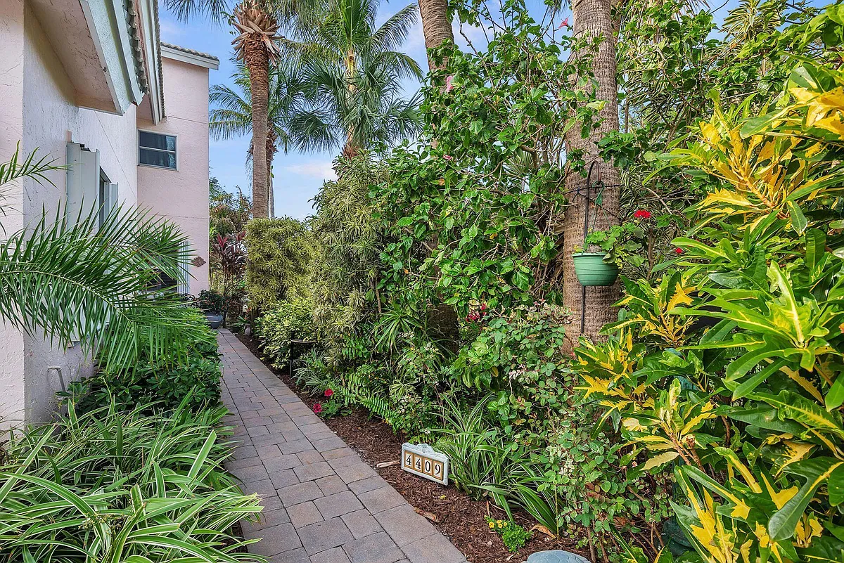 Building Photo - 4409 Fairway Dr N