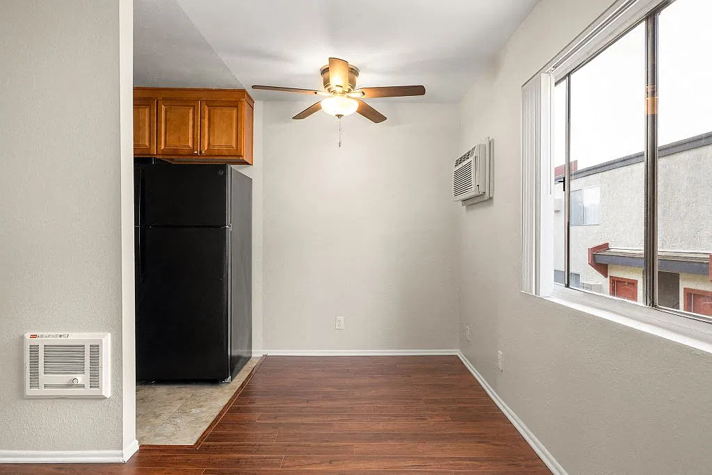 Topanga Canyon Apartments — Photo 3