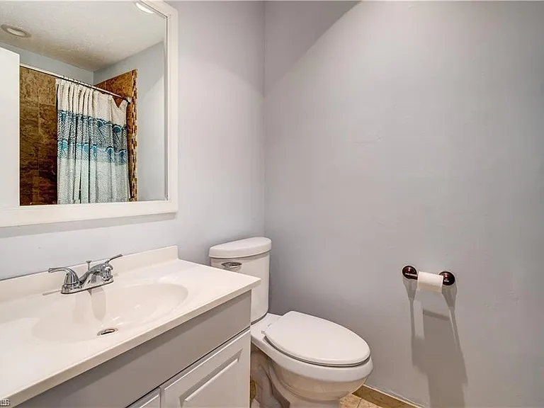 551 Golden Gate Blvd W — Photo 5