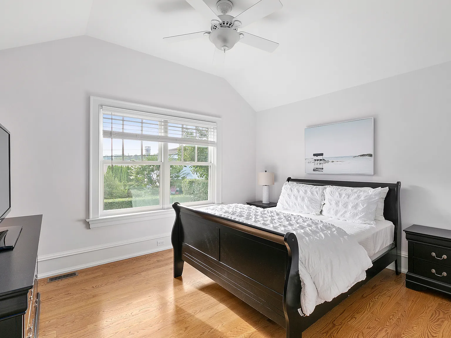 Rare 2 Apartment Property, in the Center of East Hampton Village — Photo 4