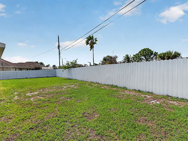 393 SW Tarra Ave — Photo 42