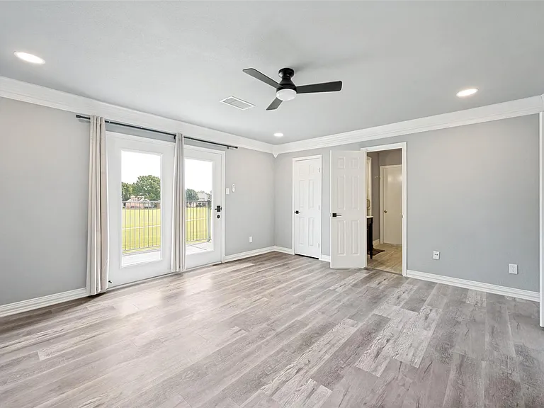 818 Riviera Dr — Photo 6
