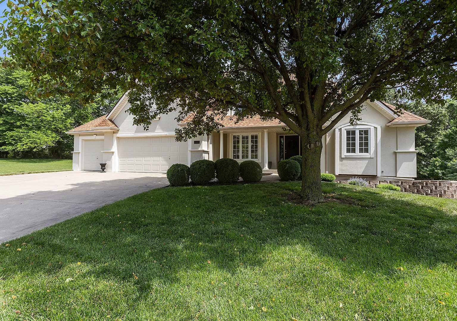3 bed, 2.5 bath, 3700 sqft, $3,200 — Photo 1