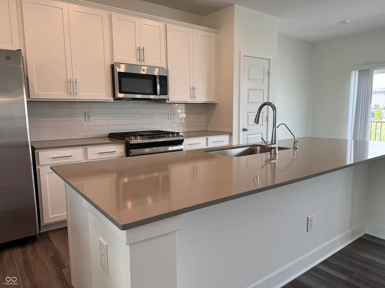 3 bed, 4.0 bath, 2073 sqft, $3,200 — Photo 3
