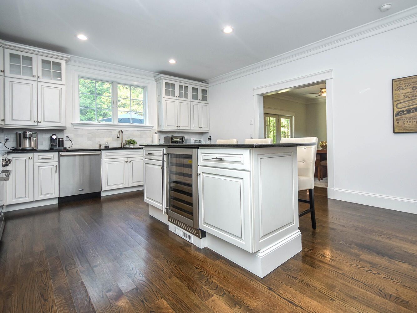 Eat-in-Kitchen with hi-end Viking appliances