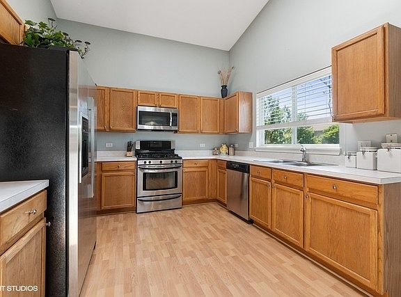 5th image of 1083 S West Ave