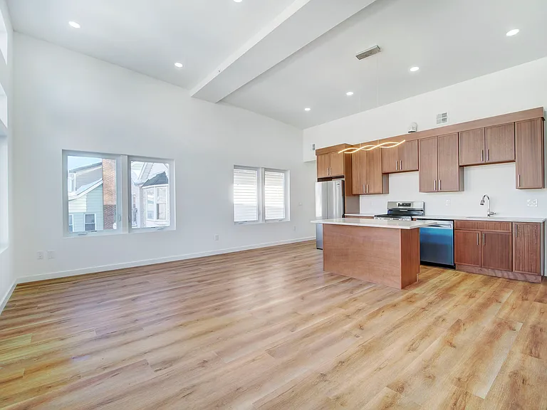 290 Leslie St #3 — Photo 2