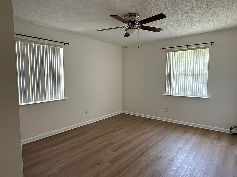 401 Crystal Ln — Photo 11