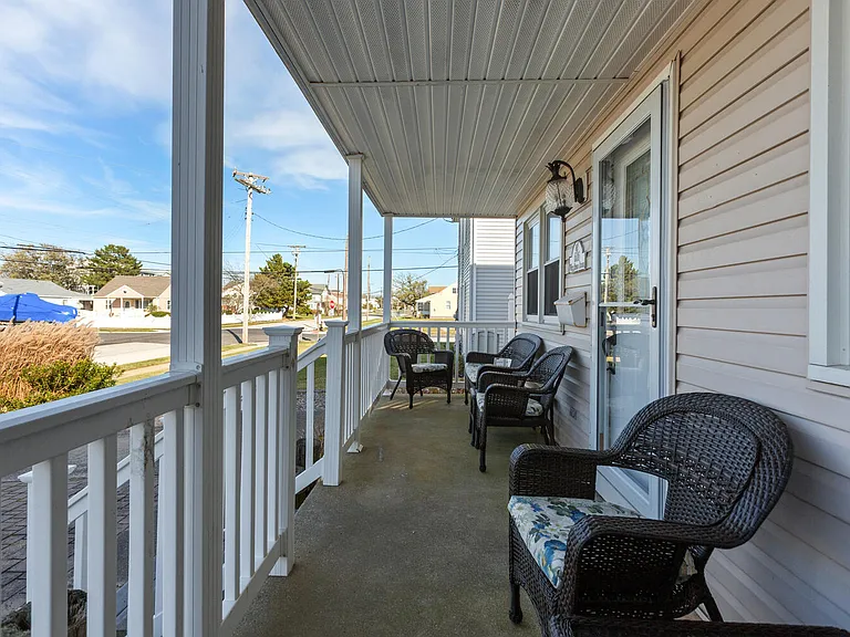 606 W Beach Ave — Photo 11