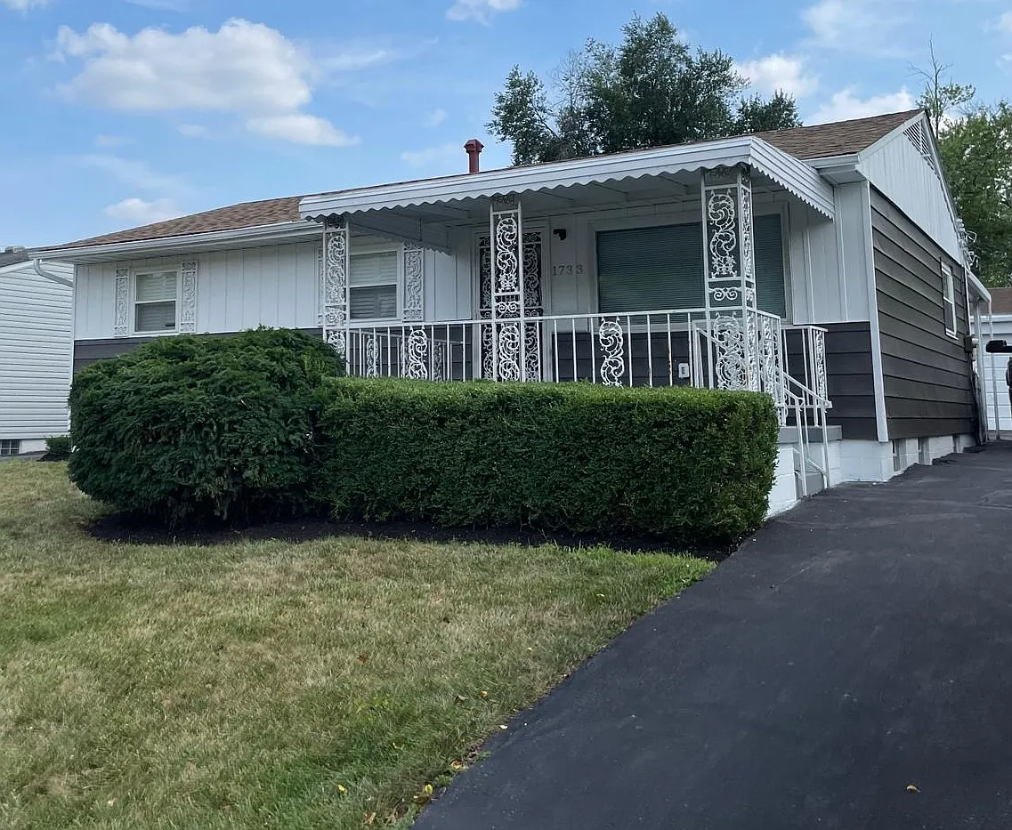 1733 Kenmore Ave photo 1