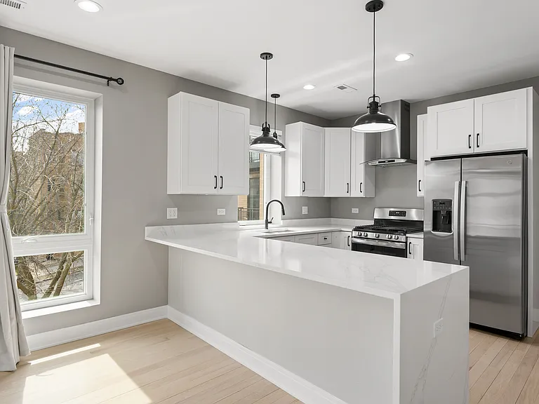 7428.5 N Rogers Ave #2E — Photo 2