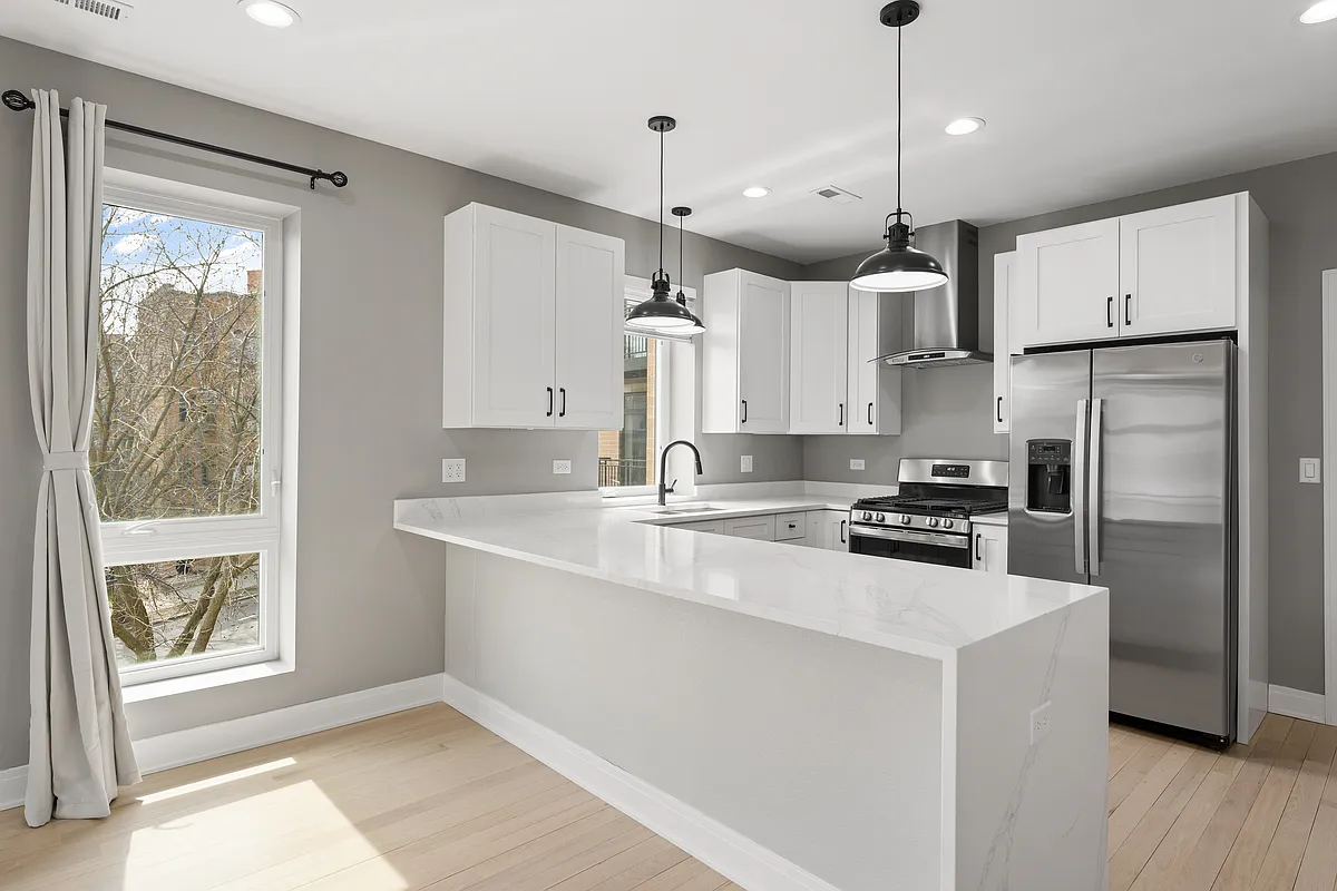Building Photo - 7428.5 N Rogers Ave #2E