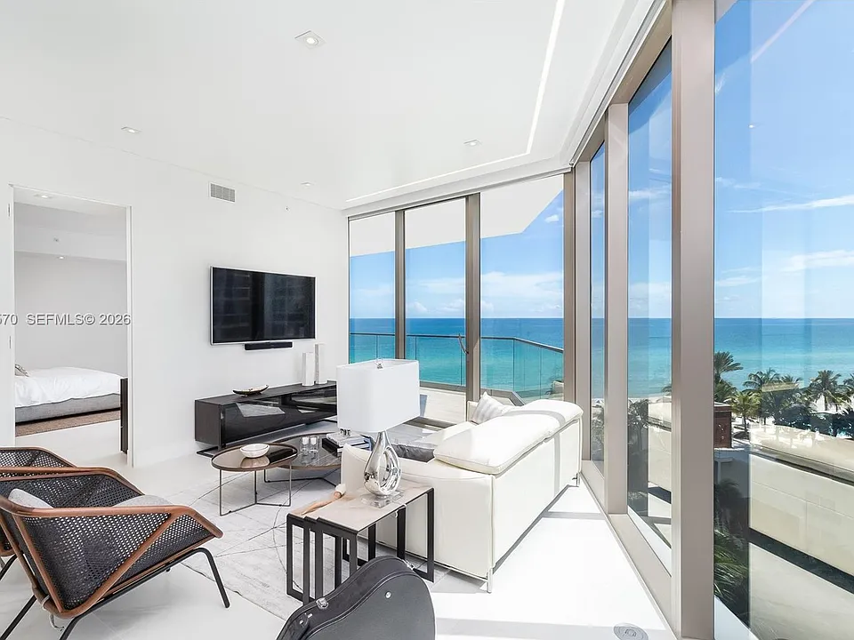 18975 Collins Ave #504