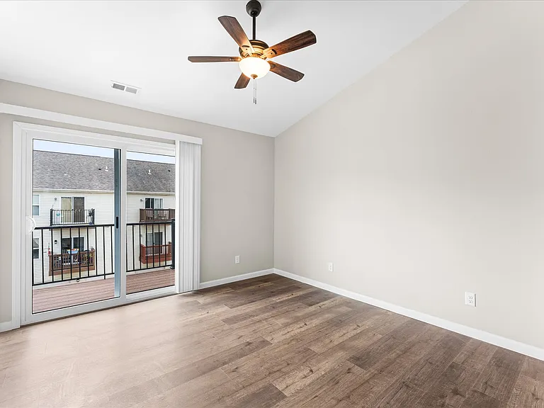 708 Harbor Woods Dr #C — Photo 11