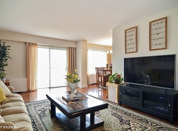 3rd image of 7033 N Kedzie Ave APT 210