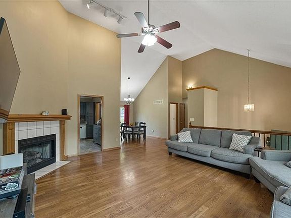 3rd image of 11246 Lakeview Dr