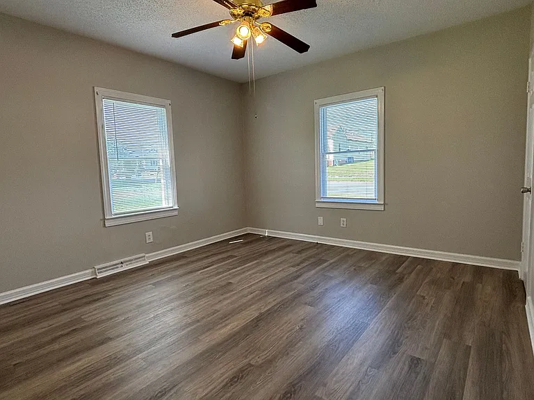 1310 Maple St — Photo 5