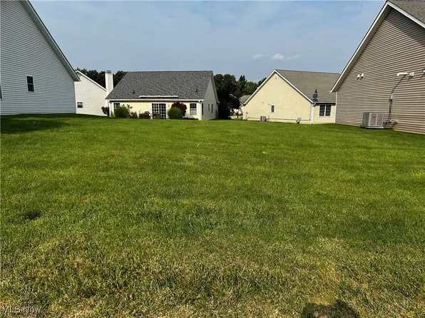 High Pointe Cir, Middlefield, OH 44062