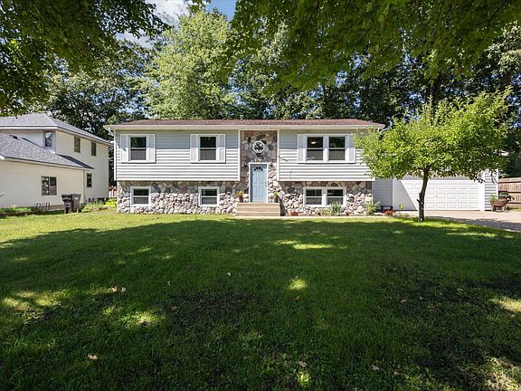 3rd image of 2477 Oak Forest Dr
