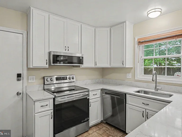 726 Gentle Breeze Ct — Photo 8