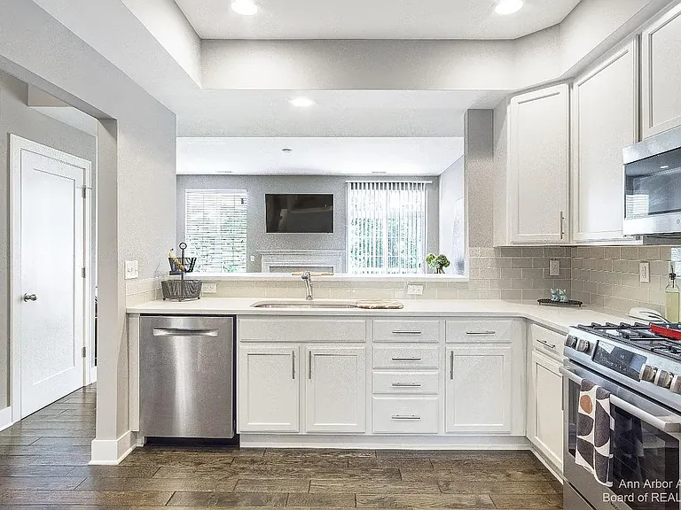 2563 W Towne St — Photo 9