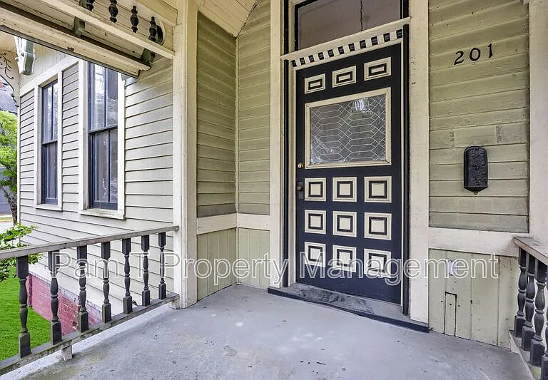 201 W 37th St #MAIN HOUSE — Photo 4