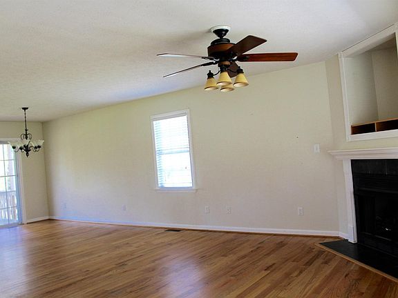 3rd image of 131 Todd Ln