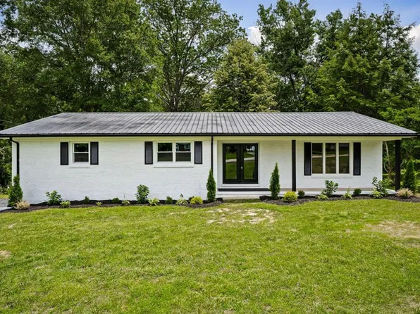 588 Meadowbrook Dr, McMinnville, TN 37110