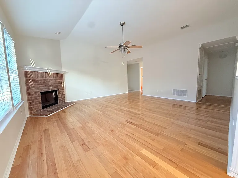 2909 Windhaven Dr — Photo 4