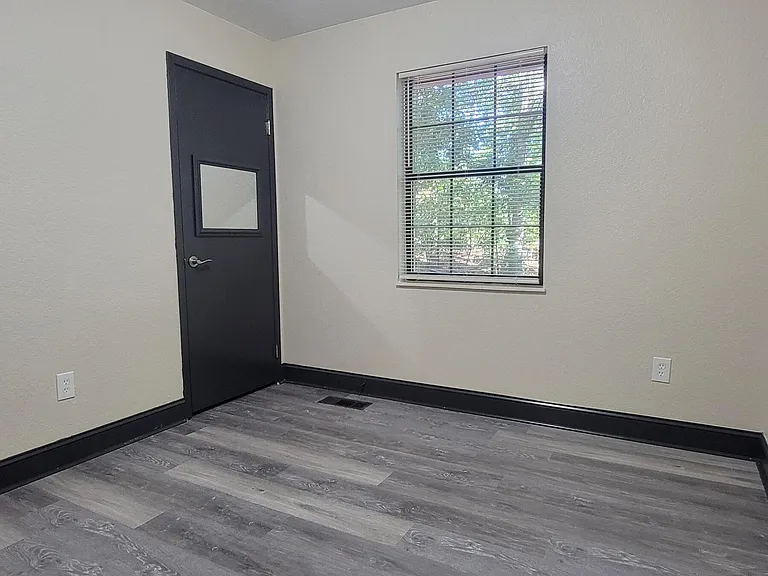 710 Dailey Ave — Photo 10