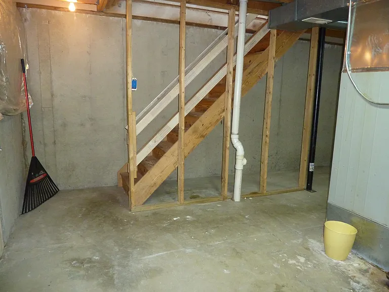 Unfinished lower level, heated and air-conditioned, perfect