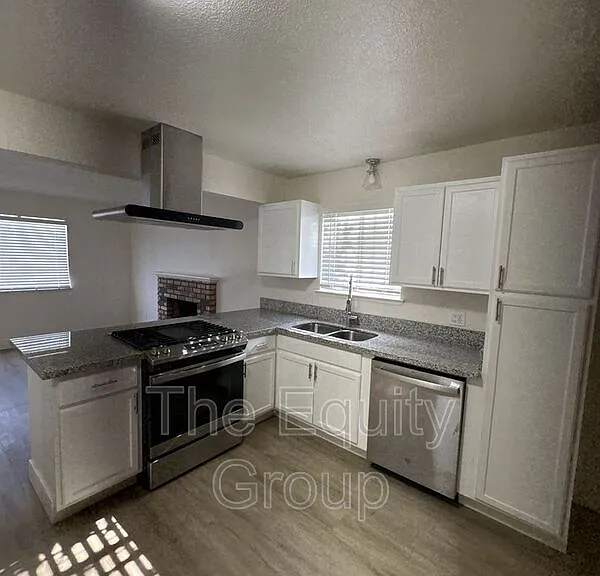 2113 W Inyo Ave — Photo 5