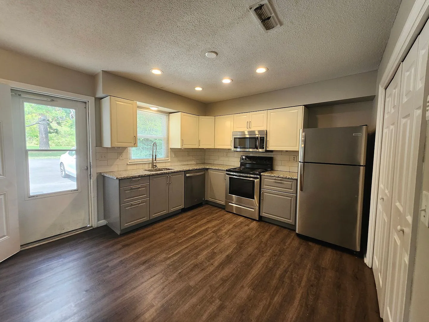 6221 Bonny Oaks Drive — Photo 3