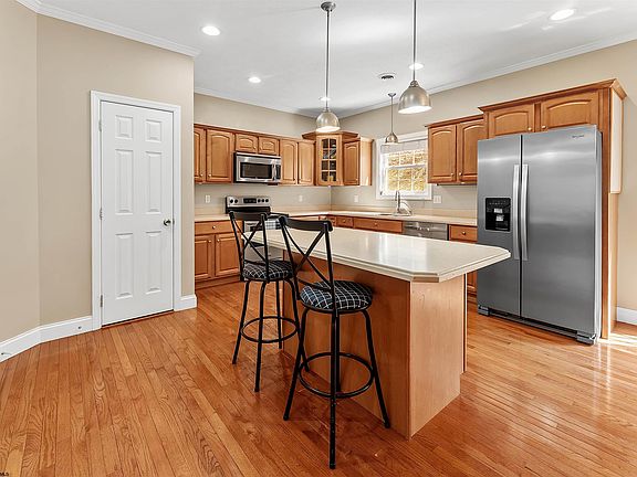 3rd image of 114 Claremont Ct