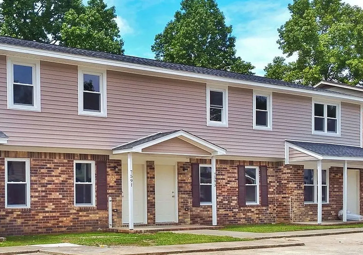 Convenient Living in Windsor Hill — Photo 2