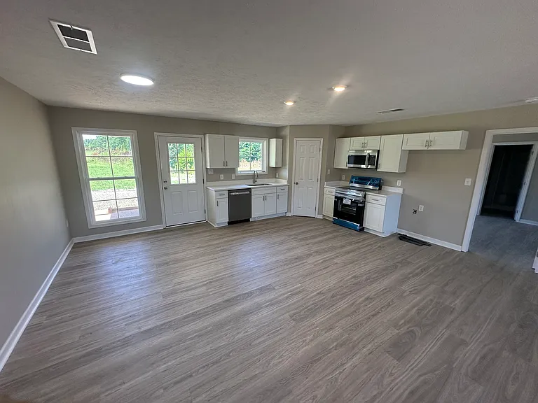 104 Wesley Dr — Photo 3