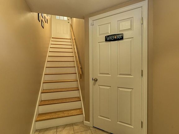 3rd image of 12 Country Hill Ln