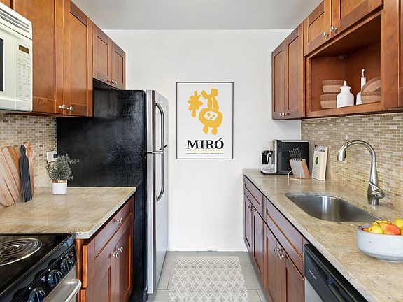 3rd image of 50 W 34th St APT 23A1