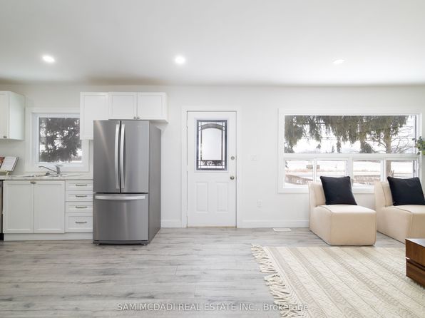 100 Green Mountain Rd E, Hamilton, ON L8J 2W4