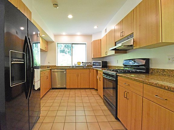 4th image of 33 Hillair Cir