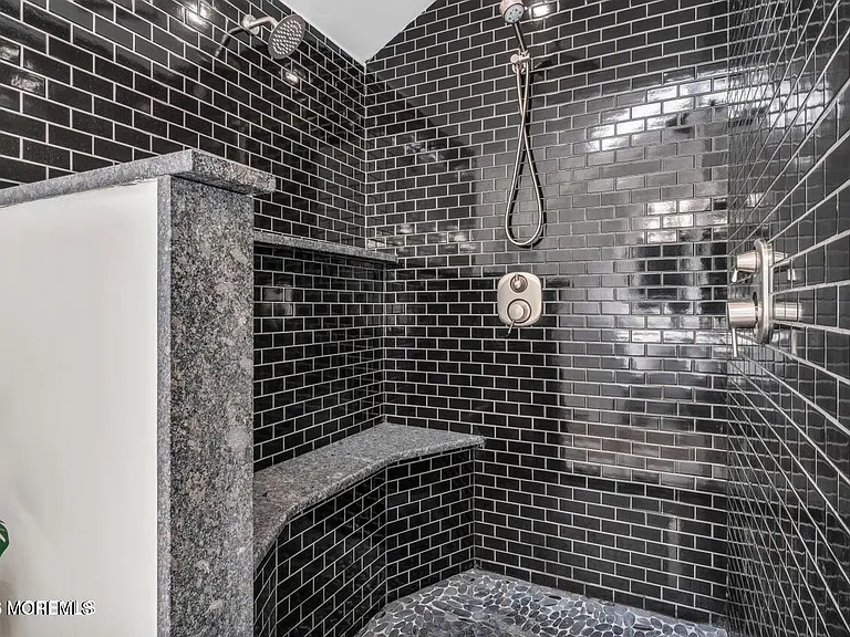 51 Venice Dr — Photo 9