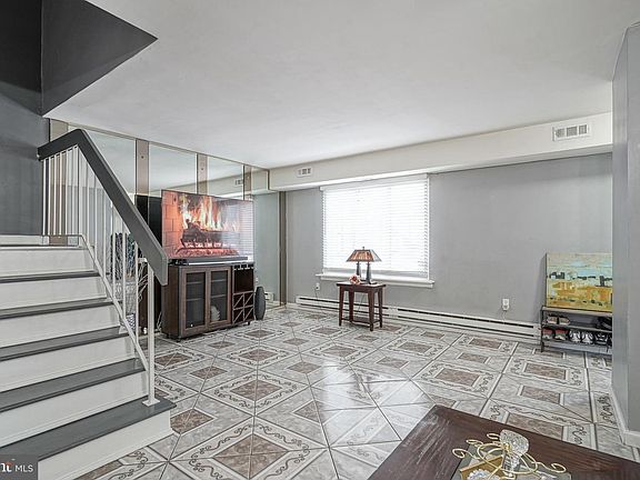 5th image of 11 Dover Ct #B39