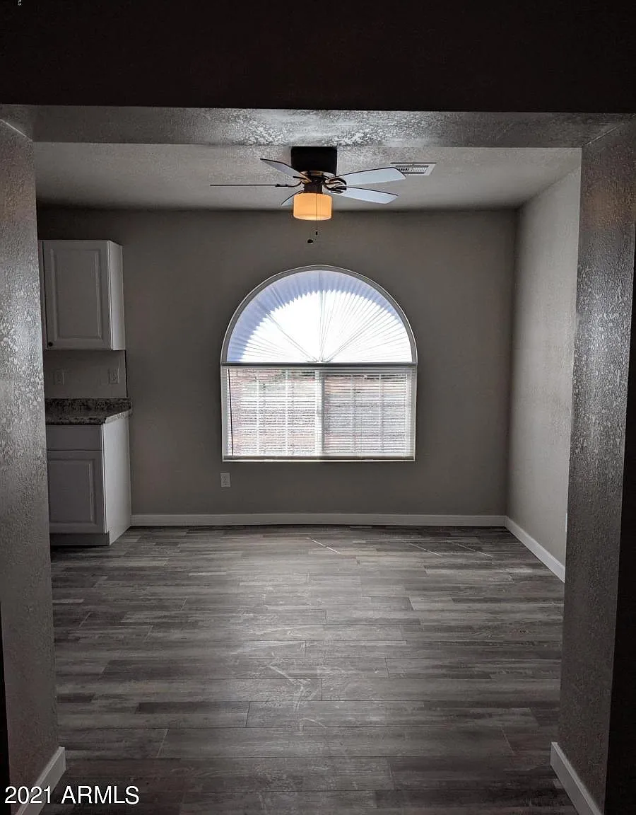 2 bed, 1.0 bath, 992 sqft, $1,300 — Photo 2