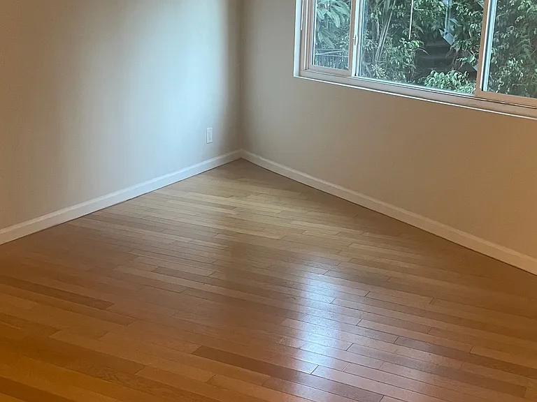 2542 N Beachwood Dr #6 — Photo 16