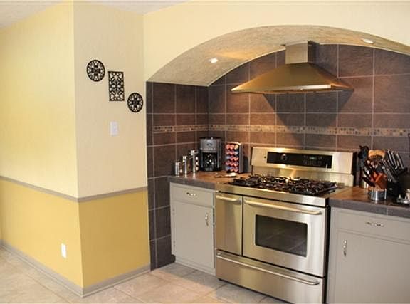 Beautiful chef's stove with gas and electric oven