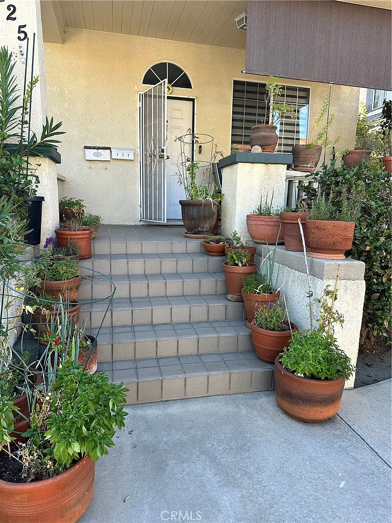 3 bed, 2438 sqft, $3,900 — Photo 2