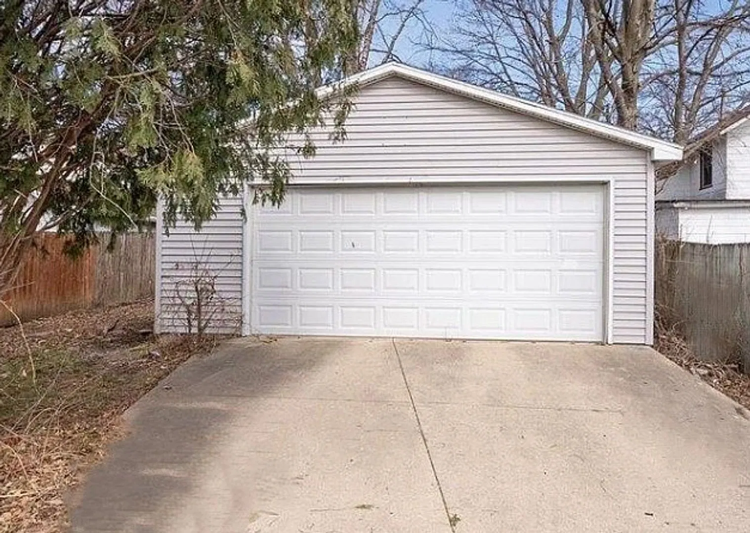 3 Bedroom House with Large 2 Stall Garage - Available Mid-December! — Photo 2