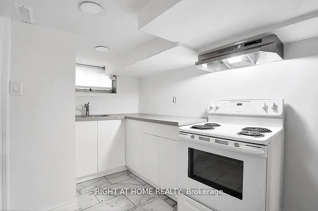 Building Photo - 210 Mary St N #BASEMENT